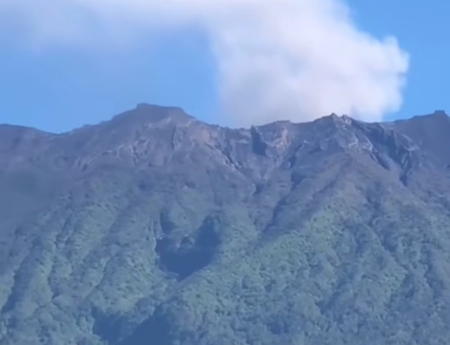 Ilustrasi Gunung Raung muntahkan abu vulkanik. [Instagram]