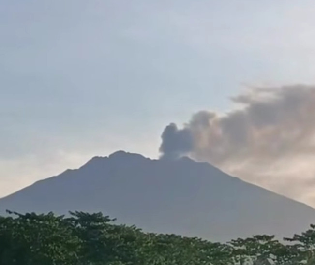 Gunung Raung Erupsi  Lagi, 7 Desa Diguyur Abu Vulkanik