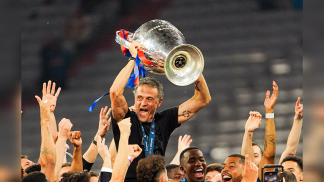 Pelatih PSG bersuka cita memegang trofi Si Kuping Besar. [Instagram PSG]
