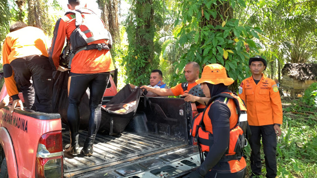 Tim SAR gabungan mengevakusi korban. [SAR Medan]