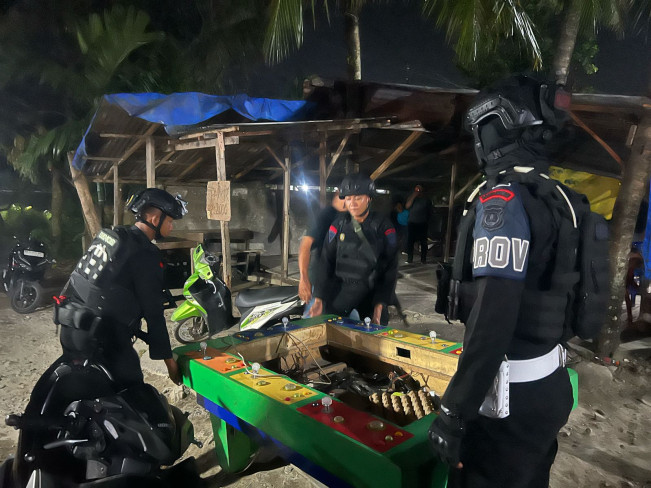 Brimob Gerebek Sarang Judi dan Narkoba di Medan-Deli Serdang