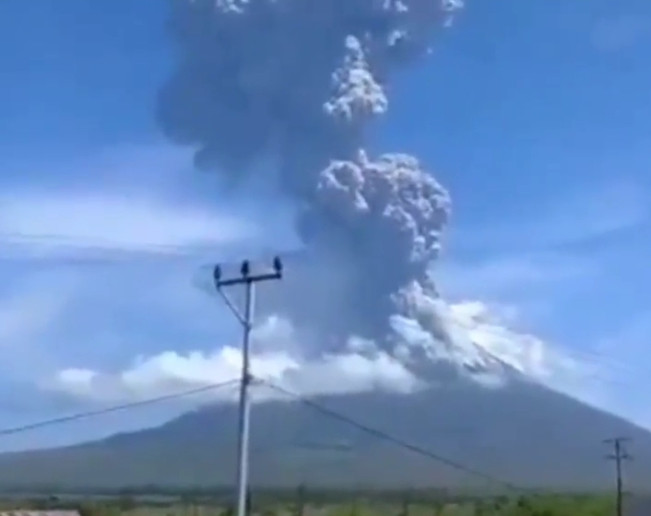 Ilustrasi Gunung Iwe Lewotolok erupsi dan semburkan abu. [Instagram]