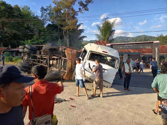 Sejumlah mobil ringsek ditabrak. [Dok Polres Taput]