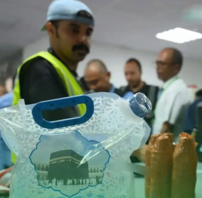 Petugas haji melakukan pemeriksaan terhadap barang bawaan jemaah dan menyita sejumlah air zamzam yang kedapatan dibawa dalam bagasi. [Instagram]