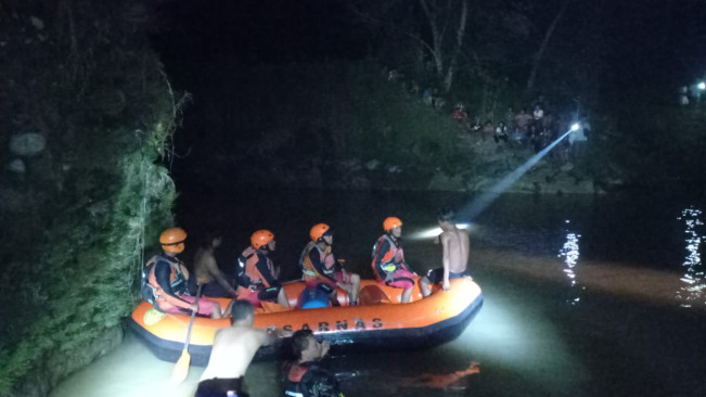Tim SAR menyisir aliran sungai mencari korban. [Dok SAR Medan]