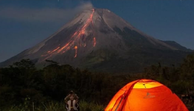 Viral, Pendaki Nekat Naik Puncak Merapi: Ini Sanksi yang Didapat!