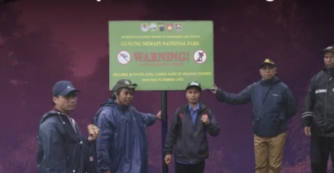Ilustrasi petugas TNGM tampilkan larangan pendakian di Puncak Gunung Merapi. [Instagram]