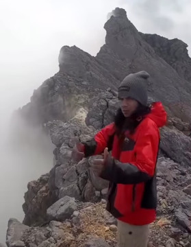 Viral pria nekat mendaki puncak Gunung Merapi yang masih dalam status Siaga Level III. [Instagram] 
