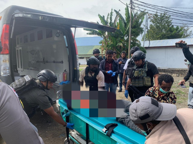 Korban penembakan dibawa menaiki ambulans. [Dok Polri]