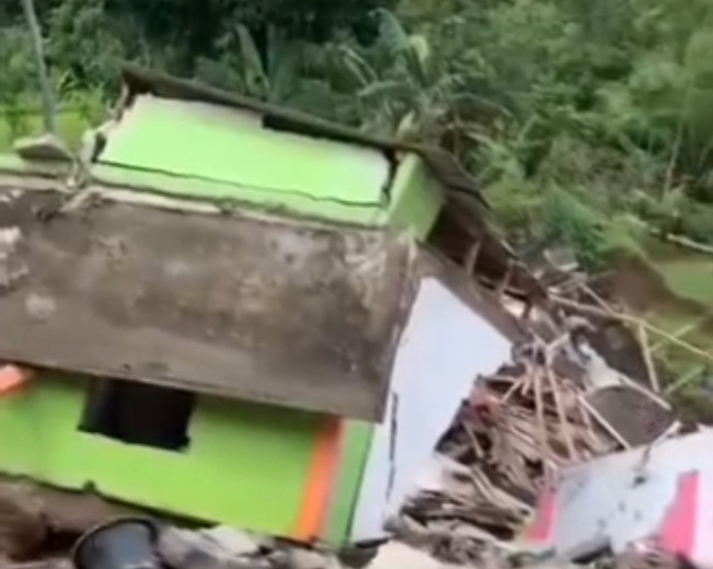 Pergerakan tanah tiba-tiba akibatkan sejumlah rumah warga di Purwakarta roboh. [Instagram]