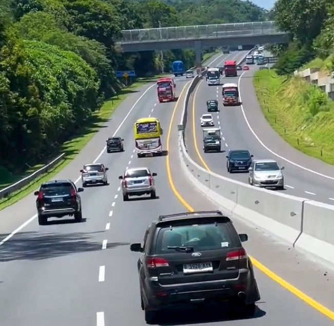 Tol Cipularang masih aman dilintasi di tengah fenomena pergerakan tanah di sekitar lokasi. [Instagram]