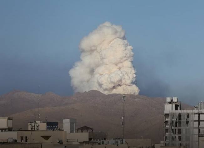 Israel menyerang fasilitas reaktor air berat (heavy water) barak milik Iran. [Instagram]