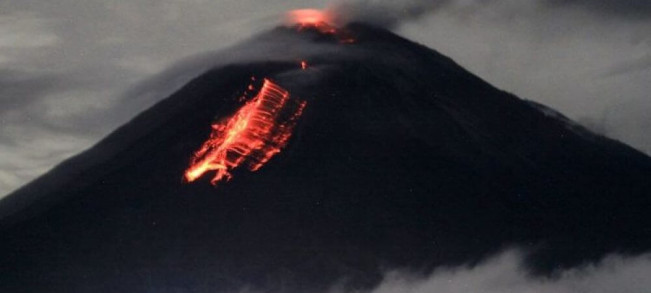 Ilustrasi Gunung Semeru alami erupsi. Masyarakat diminta waspadai guguran lava dan awan panas. [Instagram]