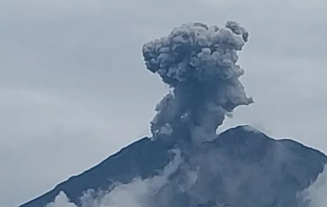 Gunung Semeru alami erupsi sebanyak enam kali dalam sehari. [Instagram]