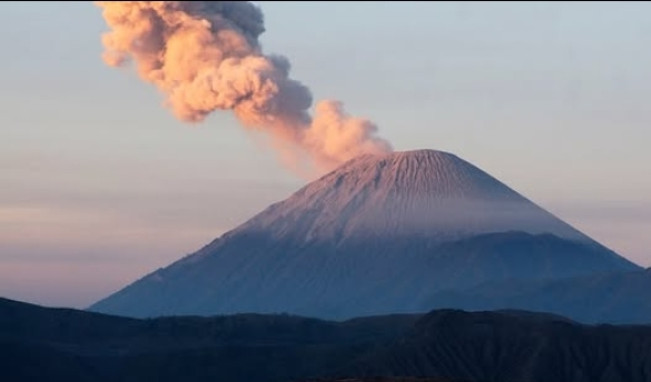 Gunung Semeru 'Ngamuk' Lagi, Terkini Timbulkan Letusan Setinggi 800 Meter