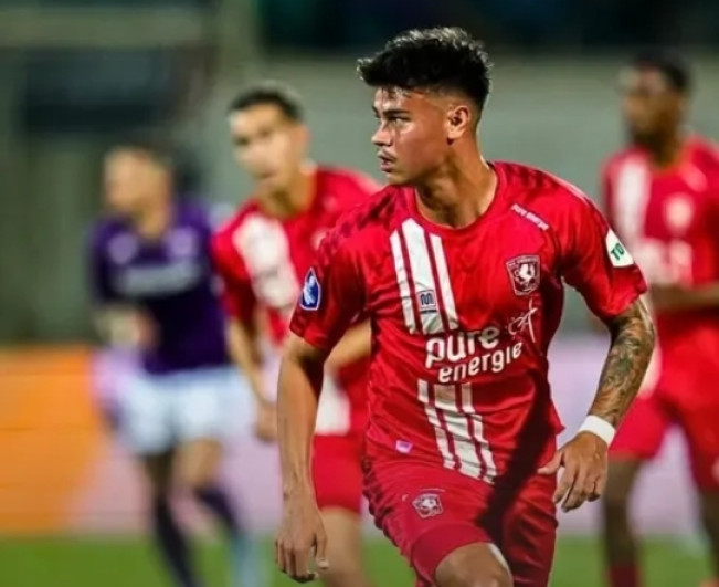Mees Hilgers masuk daftar pemain termahal kedua setelah digeser rekan senegaranya Jay Idzes.  [Instagram]