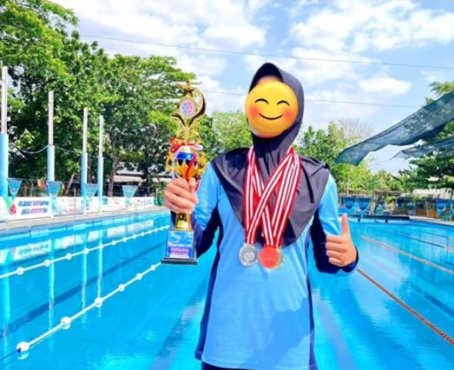 Siswi MAN 1 Tegal yang belakangan viral karena disebut dikeluarkan dari sekolah karena baju renang. [Instagram]