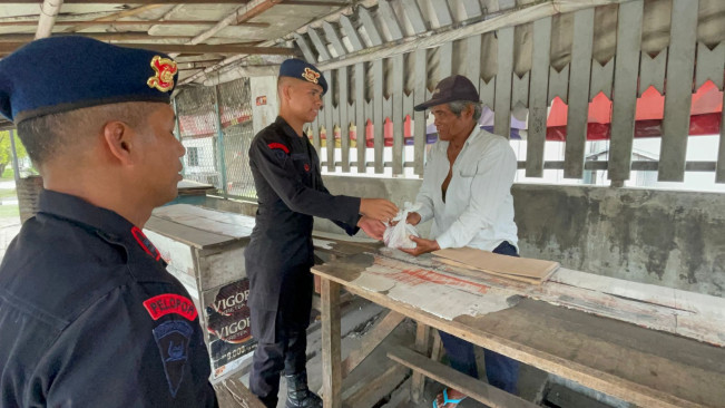 Brimob Polda Sumut membagikan hewan kurban. [Istimewa]