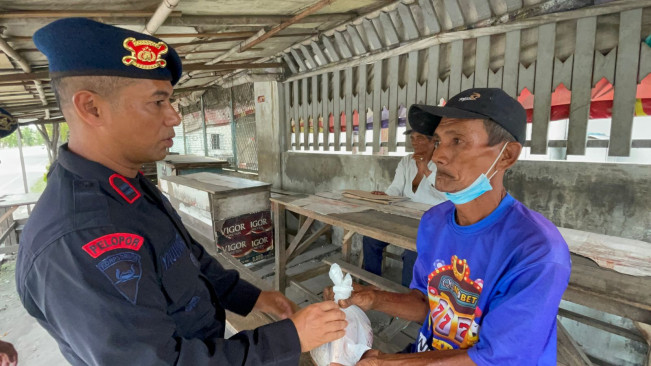 Brimob Bagi 110 Paket Daging Kurban ke Warga di Medan