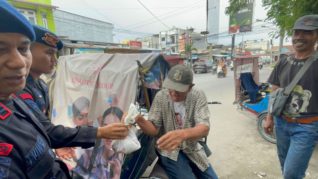 Warga senang menerima bantuan daging kurban. [Istimewa]