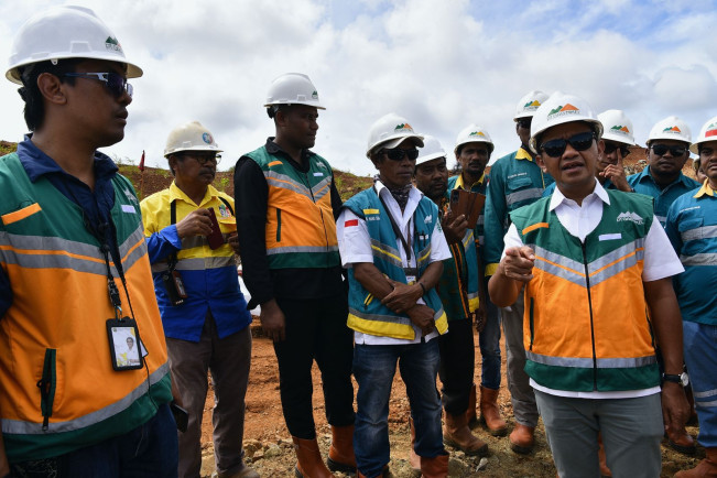 Menteri Energi dan Sumber Daya Mineral (ESDM) Bahlil Lahadalia saat meninjau lokasi tambang. [Dok Kementrian ESDM]