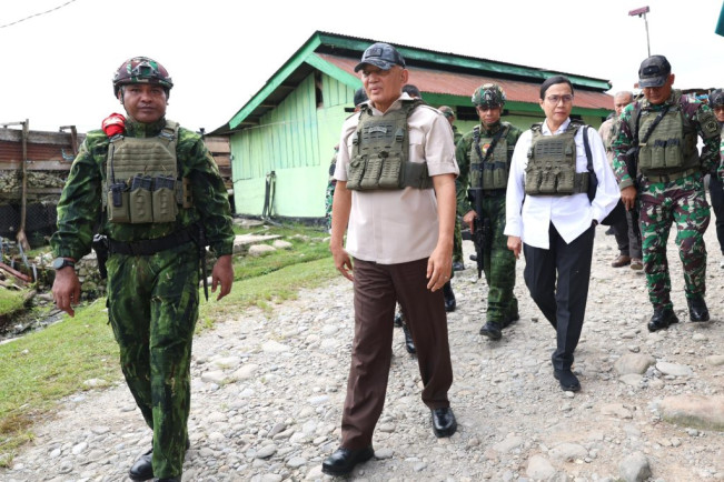Pakai Rompi Anti Peluru, Menhan dan Menkeu Kunjungi Nduga Papua