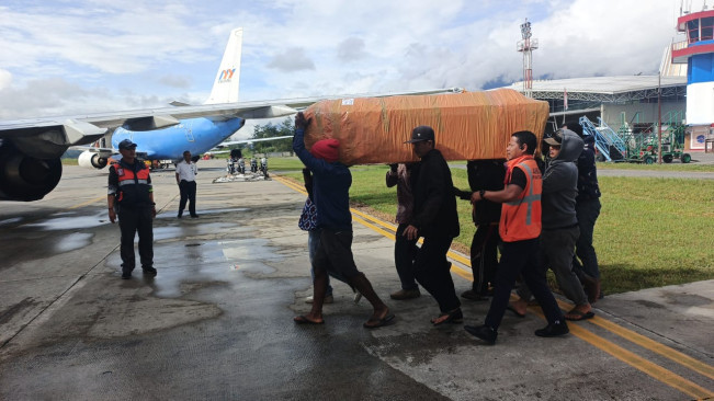 Jenazah korban penembakan KKB dibawa naik pesawat. [Idok Polri]
