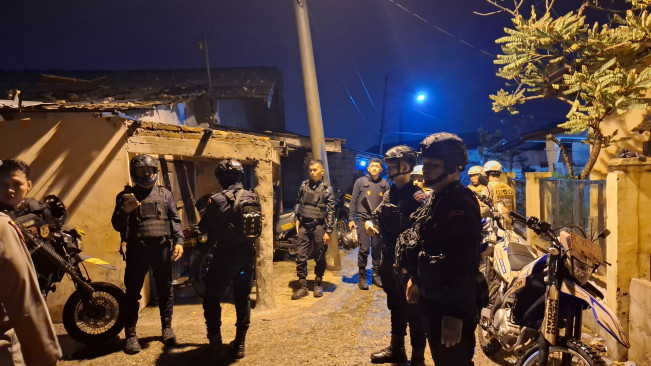 Sat Brimob menggelar patroli besar di Medan. [Istimewa]