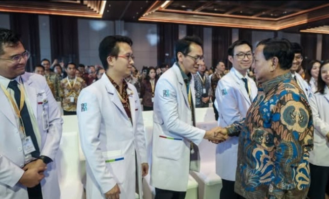Presiden RI Prabowo Subianto menyapa para tenaga medis Bali International Hospital (BIH). [Instagram]