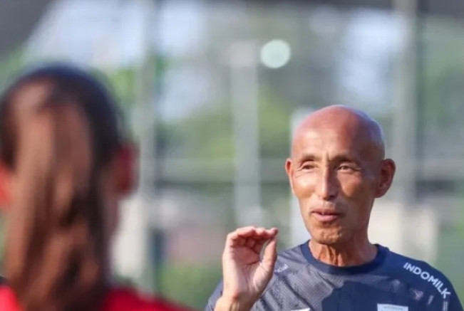 Pelatih Timnas Putri Indonesia Satoru Mochizuki memberikan arahan kepada pemainnya. [Instagram]