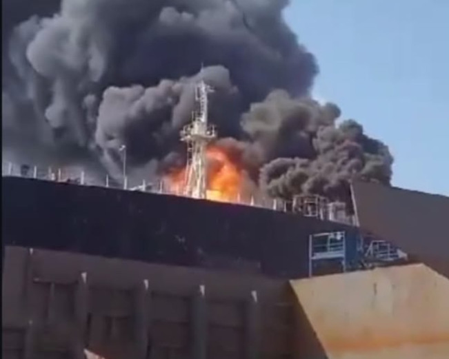 Penampakan kapal tanker yang terbakar di Batam. [Instagram]