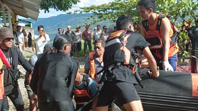 Tim SAR mengevakuasi korban. [Dok SAR Medan]