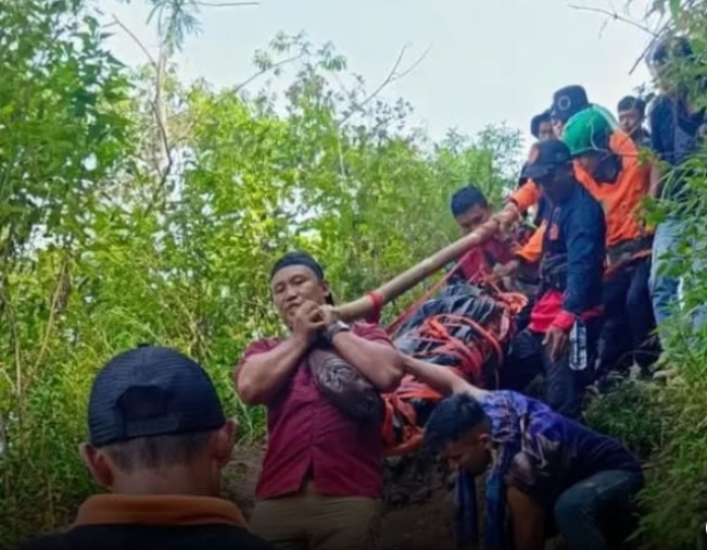 Petugas SAR gabungan mengevakuasi jasad Jovita Diva yang tewas usai terjatuh di Gunung Muria. [Instagram]