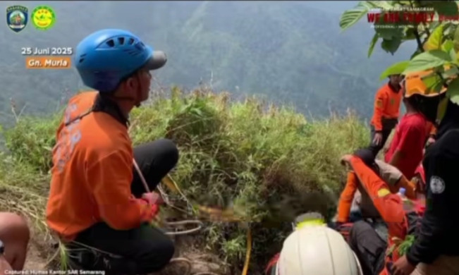 Tim SAR mengevakuasi jasad Jovita Diva yang tewas terjatuh di Gunung Muria. [Instagram]