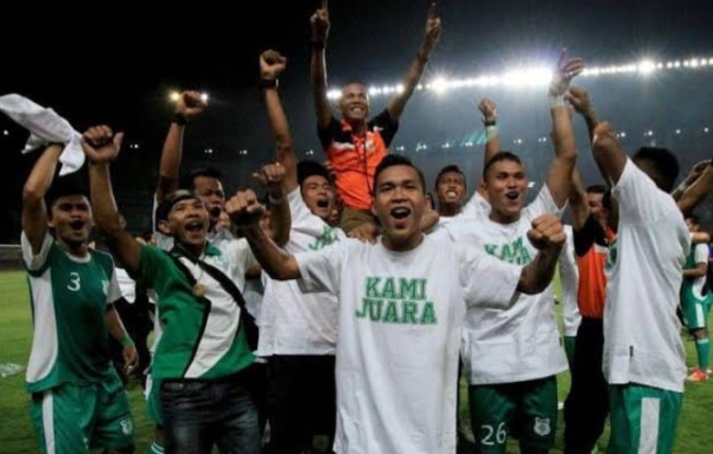 Suharto AD saat melatih PSMS dan berhasil membawa timnya menjuarai Piala Kemerdekaan 2015. [Dok Indra Efendi]]