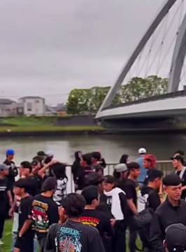 Anggota PSHT berkumpul di bawah jembatan Jepang. [Instagram]