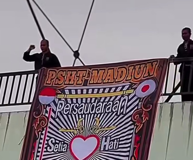 Viral PSHT Bentangkan Bendera di Jembatan Jepang, Eh Ujung-ujungnya Minta Maaf