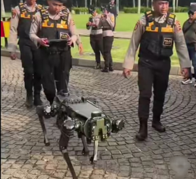Robot Polri diyakini bisa membantu beberapa tugas kepolisian di masa mendatang. [Instagram]