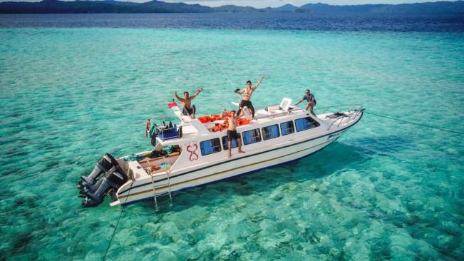 Wisatawan menikmati liburan di Raja Ampat. [Dok Kemenpar]