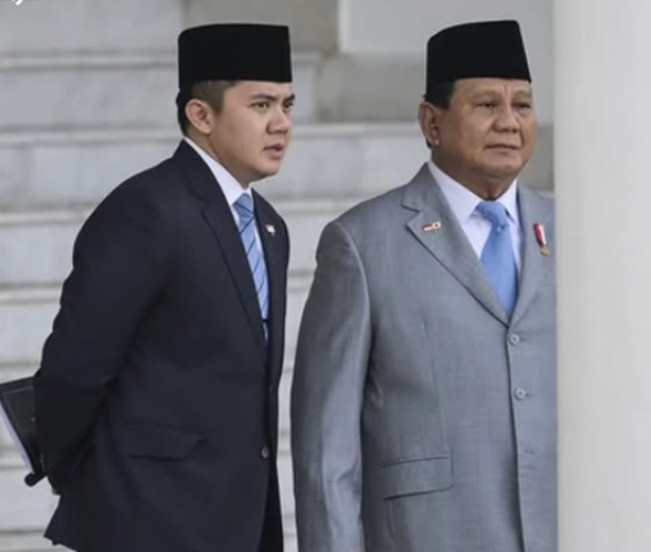 Presiden RI Prabowo Subianto bersama Seskab Teddy. [Instagram]