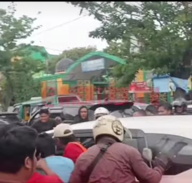 Mobil Sigra putih dihancurkan warga setelah diteriaki maling oleh pengendara lain. [Instagram]