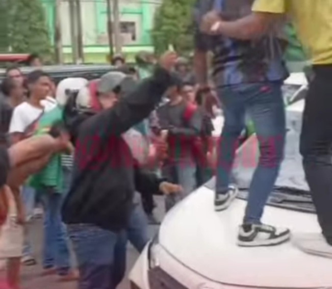 Viral di Medan! Diteriaki Maling, Sigra Putih Auto Dihancurkan Warga