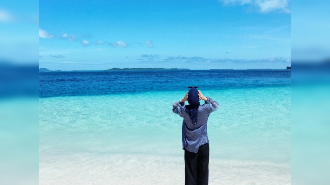 Keindahan pantai Pulau Banyak dengan pasir putih dan laut biru. [Instagram Pulaubanyaktour]