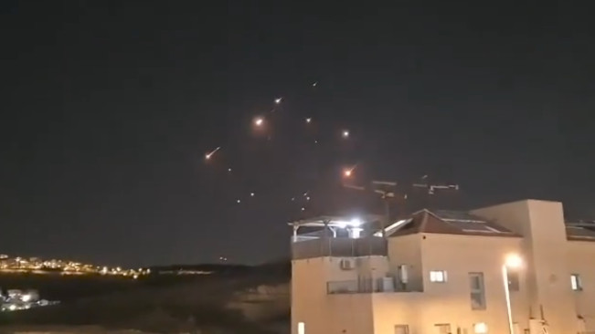Tangkapan layar serangan rudal ke Israel. [X]