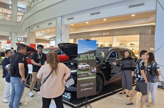 Antusiasme pengunjung pada pameran JETOUR di Center Point Mall, Medan. [Int]