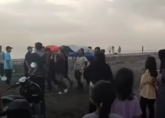 Petugas SAR mengevakuasi penumpang KMP Tunu Pratama Jaya yang meninggal dunia. [Instagram]