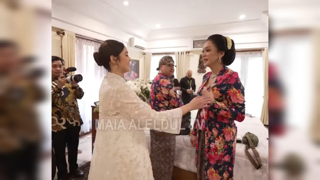 Maia Estianty dengan kalung blue sapphire. [Youtube]