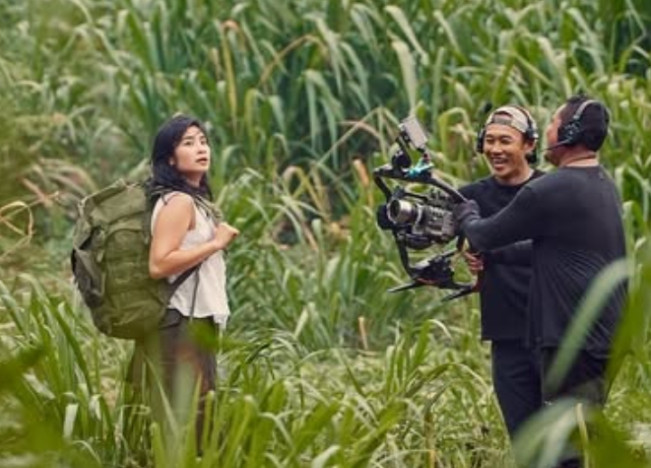 Momen Jacquelyn Chandra terlibat dalam pengambilan gambar saat syuting film Jurassic World Rebirth. [Instagram]