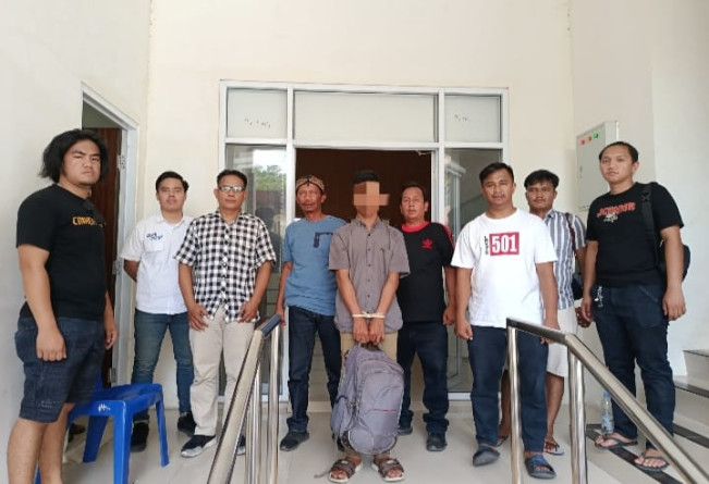 Pelaku yang bawa kabur anak ditangkap polisi. [Dok Polres Toba]