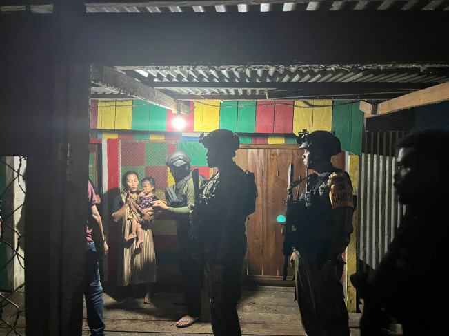 Polisi mendatangi rumah lokasi pembacokan di Papua. [Dok Polri]